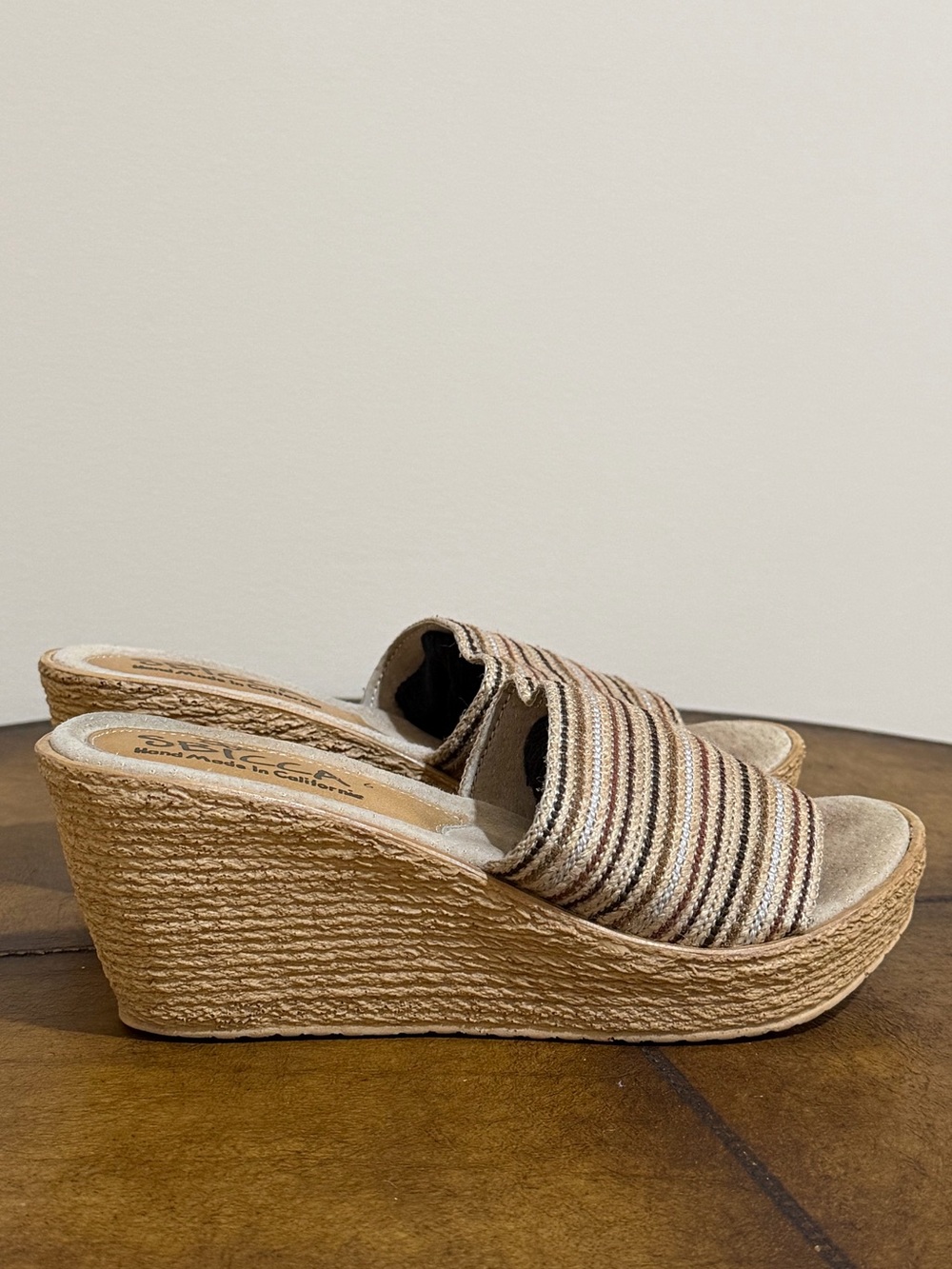 WOMENS SBICCA SLIDE WEDGE SHOES HAND MADE IN CALIFORNIA SIZE 6 TAN & STRIPPED